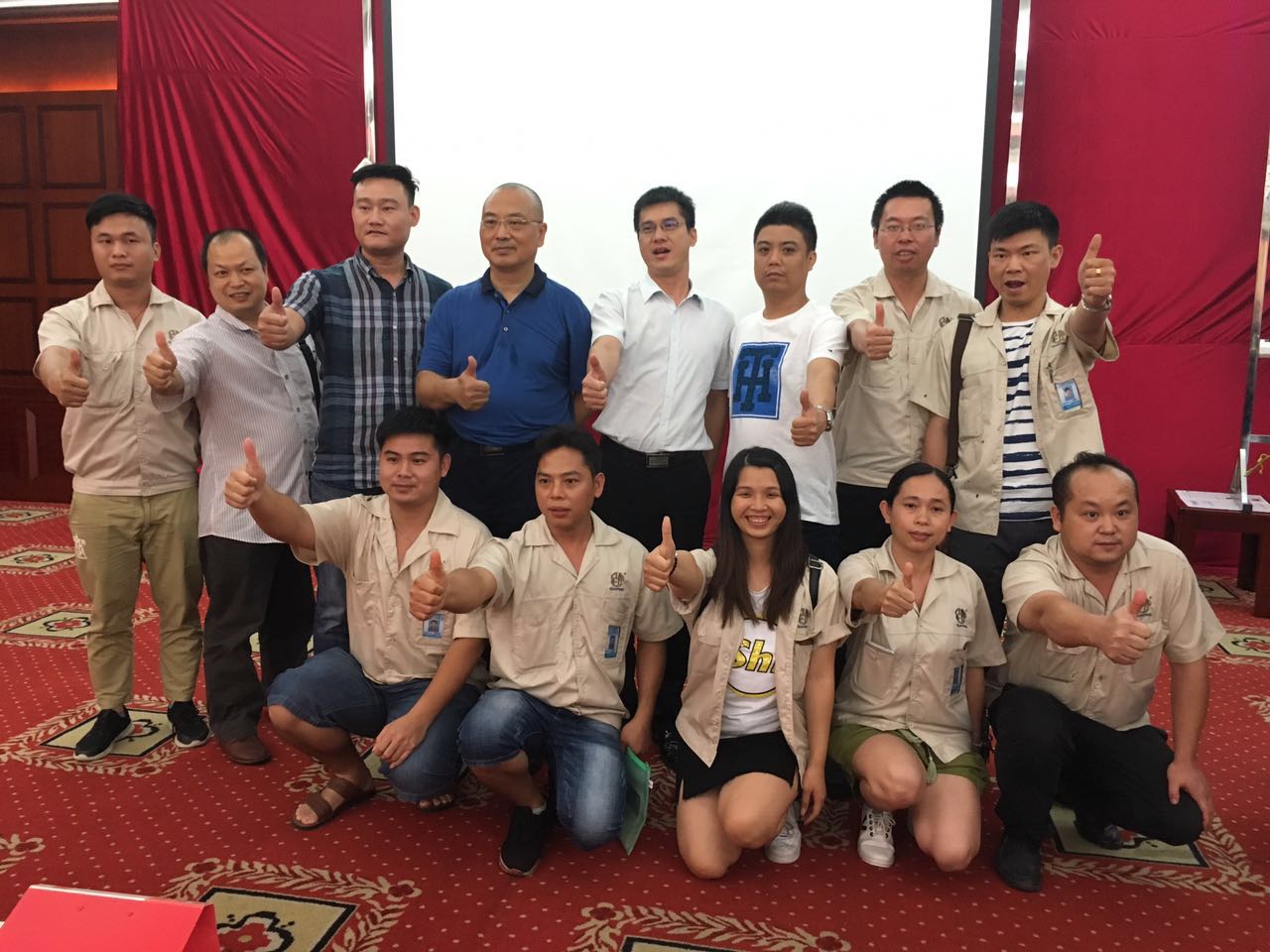 教授与学员合影